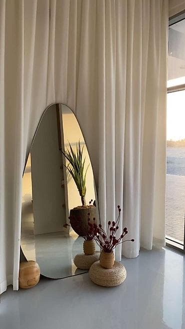 Зеркала: Зеркало с закругленными углами в тонкой металлической раме. Имеет — 2