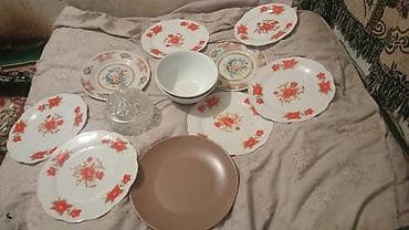 Набор столовой посуды разного типа: - 7 фарфоровых тарелок с