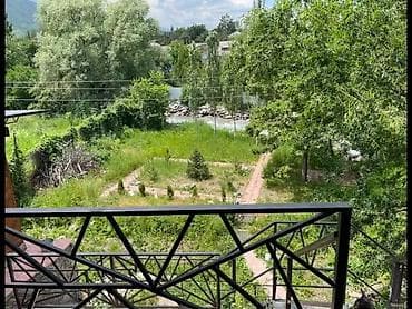 Двухэтажный загородный дом с ухоженным участком и большой террасой — 5