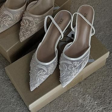 коричневые туфли: Белые женские туфли-сланги с открытой пяткой и острым носком — 1