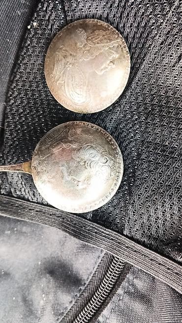 Велосипеддер: Серебряная ложка и две медали‑монеты с рельефом под старину - — 4