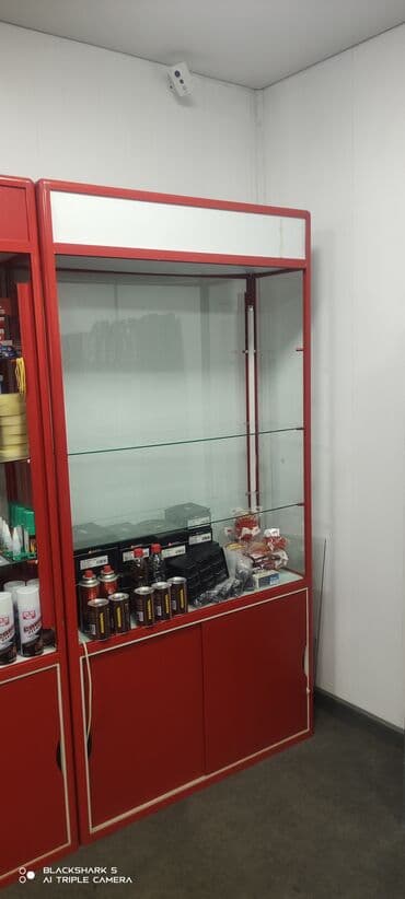 витринный полка: Торговые витрины из стекла с красным металлическим каркасом Полки — 3