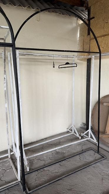 фитнес форма: Металлическая вешалка для одежды с арочным верхом, предназначенная для — 3