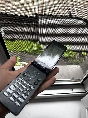 лот смартфонов: Два телефона. 1) Кнопочный раскладной телефон NTT Docomo (японская — 5