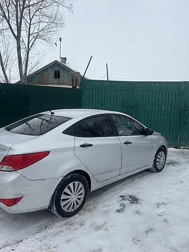 ej 205: Hyundai Solaris: 2015 г., Механика, Седан — 4