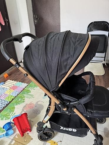 Коляскалар: Удобная детская коляска XNBB в черном цвете с рамой под дерево — 1