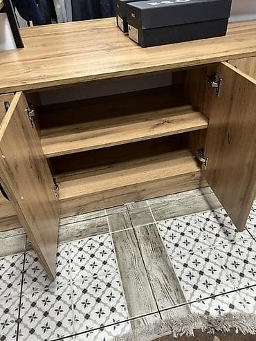 сдаются полки: Торговый шкаф-витрина с зеркалом и тумбой - Комплект из нижней тумбы — 4