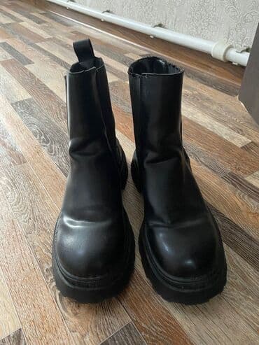 сапоги из натурального меха и кожи: Классические ботинки челси черного цвета. Модель оснащена эластичными — 1