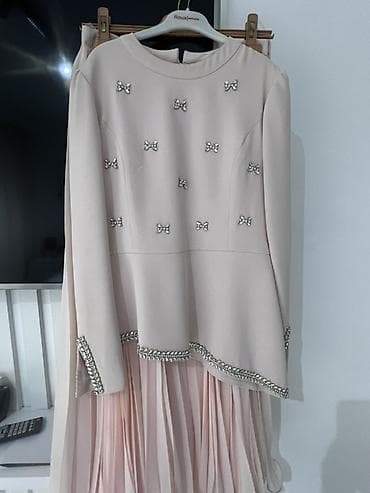 Нарядное платье нежно-розового оттенка с декором кристаллами