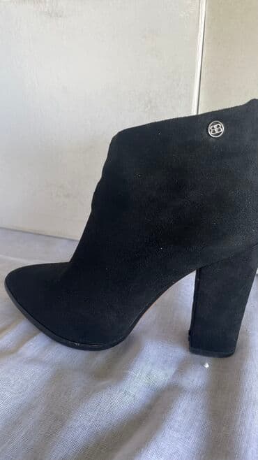 Туфли: Деми. Состояние отличное 
Размер 36
Ватсап пишите — 3