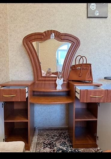 Другая мебель: Туалетный столик, С зеркалом, цвет - Коричневый, МДФ — 1