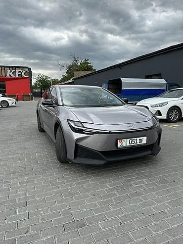 бартовой машина: Toyota bZ3: 2023 г., Электромобиль, Лифтбек — 1