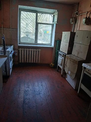 двух этажный дом: Продается комната 13 кв.м. секционного типа в секции 5-комнат. Комната — 6