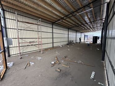 магазины аренда: Сдаю помещение 150м2. 6х25 Коммуникации: Вода, свет. Район: Аю-гранд — 3