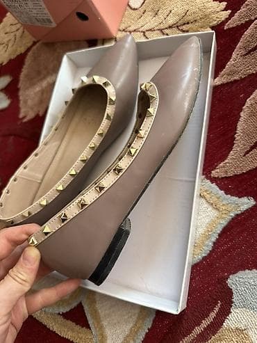 Угги: Две пары обуви. 1) Замшевые кеды/мокасины: - Цвет: серо‑тауп. - Верх — 8