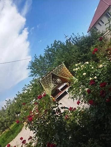 сдаю дом байтик: Гостевой дом с большим двором и садом роз Описание: - Двухэтажный дом — 2