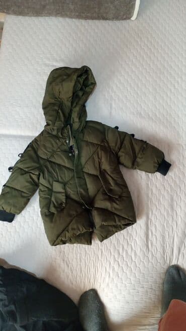 Курточка примерно на 4 года, очень стильная, тёплая at lalafo.kg Курточка примерно на 4 года, очень стильная, тёплая