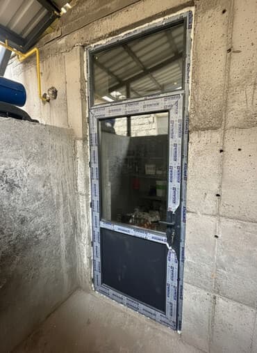 Алюминиевая входная дверь с верхней фрамугой (маркировка профиля