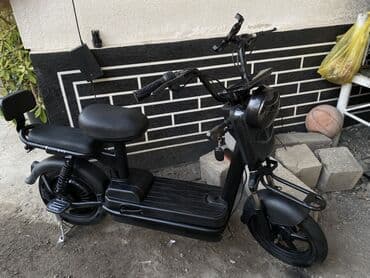 Электроскутер городского типа, компактный и бесшумный. Черный матовый