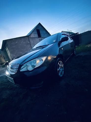 m111 2 2: Седан черного цвета. Кузов 4‑дверный, компактного класса — 1