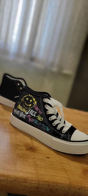 кроссы оригинал: Кеды 36 размер. Купили новые,размер не подошёл. Унисекс, средняя — 4