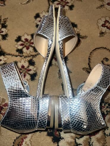 шлепка: Босоножки на узкую ногу
37 размер новые — 2