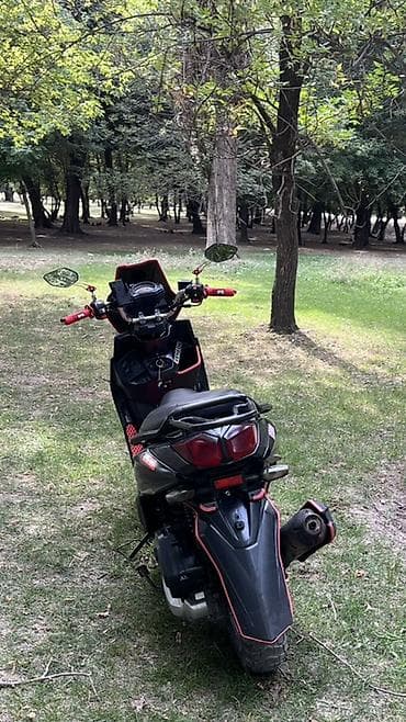 Скутеры: Скутер/мопед спортивного стиля, черный с красными акцентами и — 4