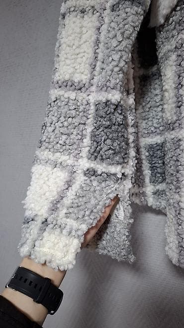 женские жакеты: Теплая женская куртка-рубашка из мягкого «букле»/шерпа. - Цвет — 2