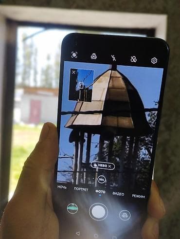 самсунг галакси нот 9: Смартфон с камерой и экраном с вырезом под фронтальную камеру слева — 2