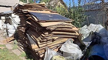 ковер на продажу: Картонные листы/коробки, сложенные в стопы. - Материал: гофрокартон — 1