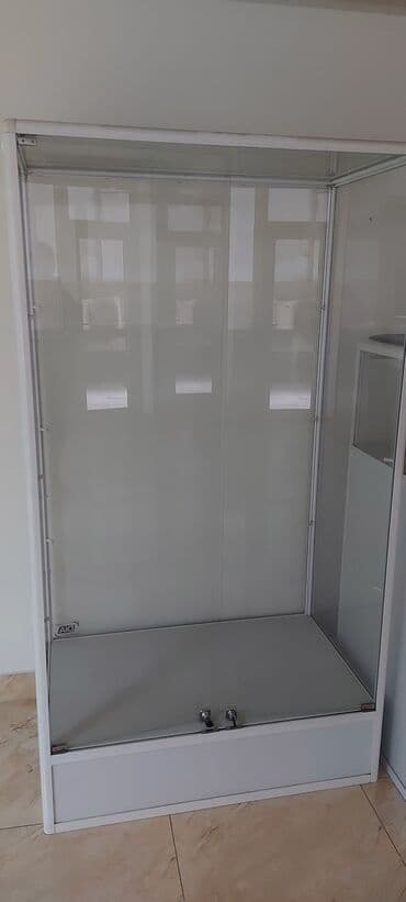 оборудование для магазина: Стеклянный стеллаж витрина в хорошем состоянии цены разные договорная — 3