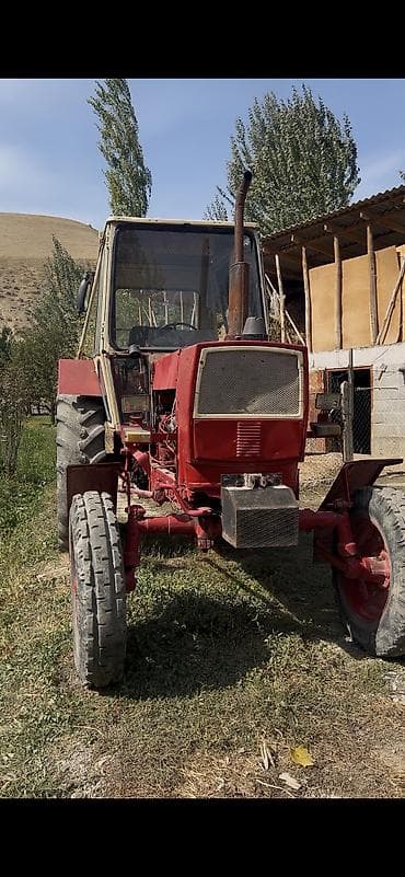 мтз передний мост: Трактор колесный, кабина закрытая, красно‑бежевого цвета. Основные — 1