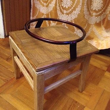 Зоотовары: Продаю табуретку для кормления собак с кольцом для чашки высота 30 х — 1