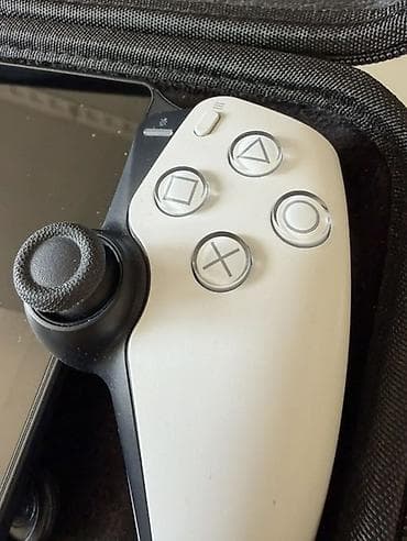 Техника и электроника: Портативная игровая консоль PlayStation Portal с футляром - Экран — 2