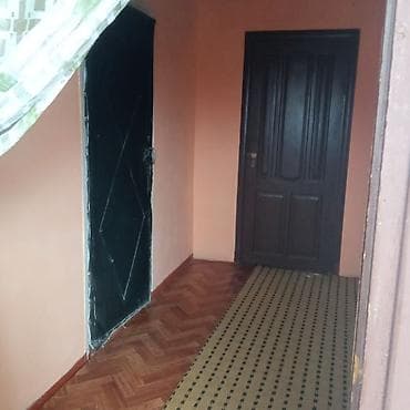 частный дом: Продаётся жилой дом с большим двором и хозяйственным двором. Основные — 7