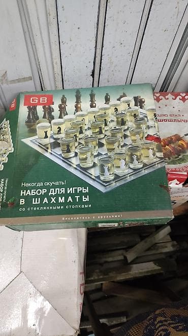 Шахматы со стеклянной доской и фигурами в виде стопок. Для веселой at lalafo.kg Шахматы со стеклянной доской и фигурами в виде стопок. Для веселой