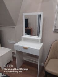 Туалетный столик с зеркалом и с полочкой для косметики