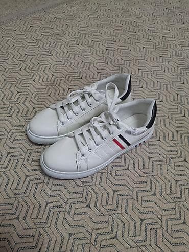 Белые кеды/кроссовки низкого профиля в классическом стиле