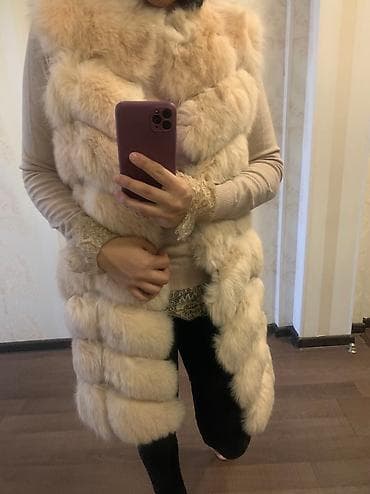 Продаю меховую жилетку натуралка песец в хорошем состоянии