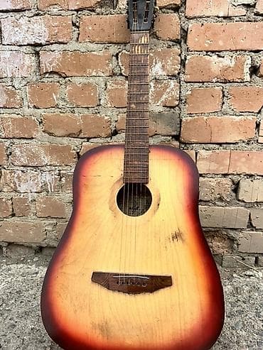 Акустическая гитара с классической формой корпуса (дредноут), окраска