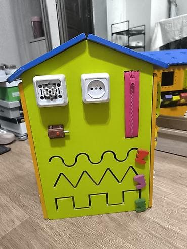 бегунки: Бизиборд-домик для развития моторики и логики - Формат: объёмный дом — 2