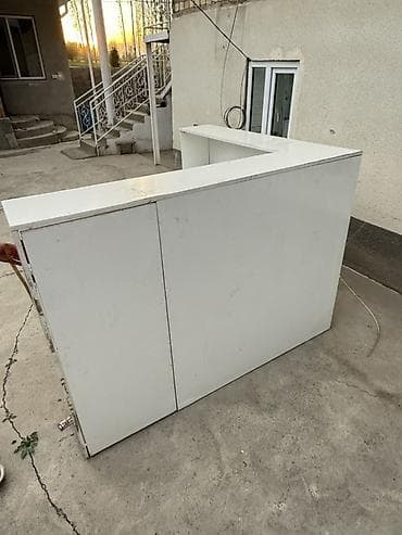 ресепшн столы: Угловая стойка-ресепшн/рабочий стол белого цвета. - Компоновка — 4