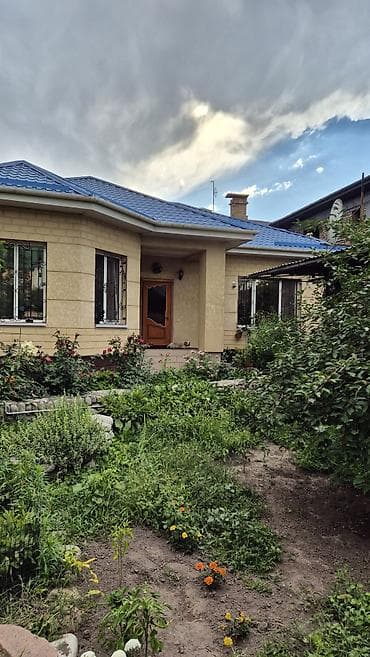 жаныбарлар: Продаётся уютный одноэтажный дом с ухоженным садом и цветниками. Район — 1