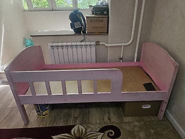 детская кровать переноска: Детская кроватка из дерева, розового цвета.С боку имеется скол - — 3