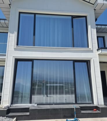 маленький дом шале под ключ: Панорамная оконная система с черными рамами, предназначенная для — 1