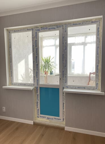 шкафы для балкона: Пластиковый оконно-дверной блок для выхода на балкон/лоджию. - — 1