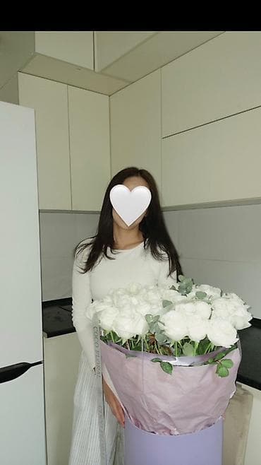 тисы: Большой фирменный букет белых роз - Состав: множество крупных белых — 2