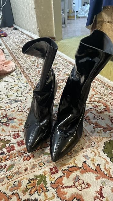 Женские ботильоны из чёрного лакированного материала. - Модель