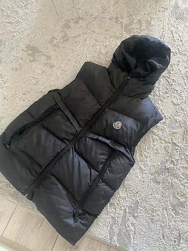 pull and: Пуховый жилет Moncler, черный - Модель: утепленный жилет с капюшоном — 3