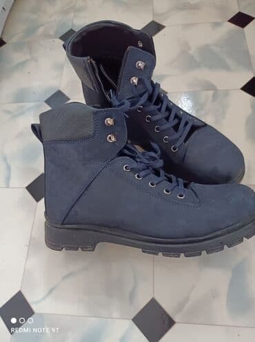 Киреге берилүүчү кийимдер: Натуралка, нубук,Турция, почти новые, одевали два раза. Размер не — 3